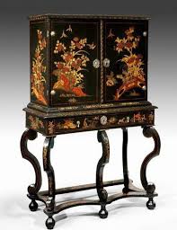 A William And Mary Japanned And Lacquer Cabinet On Stand Chinoiserie Furniture Lacquer Furniture Chinoiserie Decorating