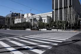 Σε ισχύ παραμένει η απαγόρευση κυκλοφορίας στην ελλάδα, λόγω του νέου κορωνοϊού, και οι πολίτες που επιθυμούν να μετακινηθούν για λόγους πέραν της μετάβασης στην εργασία τους. Apagoreysh Kykloforias Pws 8a Metakinoymaste