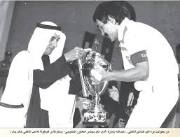من بطولات كرة اليد للنادي الأهلي عبد الله بشارة أمين عام مجلس التعاون الخليجي يسلم كأس البطولة للاعب الأهلي خاد جا Character Fictional Characters Art