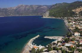 Κάθε απόγευμα πολλά παιδιά φωνάζουν και γελάνε, με μπαμπάδες και μαμάδες. Me Thn Pnoh Toy Anemoy Alepoxwri Fox Village