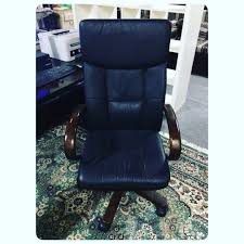 For Sale Office Chair Leather Good Condation Price 24 Bd للبيع كرسي مكتب متحرك جلد بحالة ممتازة السعر 24 Bd الكمية 6 T Home Decor Furniture Decor