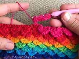 El siguiente modelo de colcha lo vamos a tejer uniendo varios motivos a crochet, de hecho esta es una técnica muy común en el tejido a crochet cuando se necesita tejer algo muy grande o largo, como mantas o pies de camas.en esta ocasión los motivos no son tan pequeños, al final deben medir 34 cm x 28 cm, por lo que no tendrás que tejer. Pin En Crochet