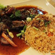 Cepat, penuh cita rasa, otentik, dan bisa dihidangkan kapan saja, mulai dari sarapan hingga menjadi santapan tengah malam. Nasi Goreng Daging Merah Tomyam Siam Ilyana Cafe