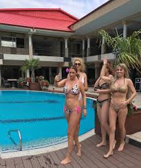 Anamaria prodan se afla in arabia saudita, acolo unde sotul ei, laurentiu reghecampf antreneaza la al ahli. Anamaria Prodan A Plecat In VacanÈ›Äƒ Cu Fetele Ei Cum Se DistreazÄƒ In Italia