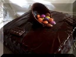 Dans un grand saladier, fouettez le sucre avec les œufs, jusqu'à ce que le mélange blanchisse. Gateau Chocolat Anniversaire Facile En Cuisine Avec Sabrina