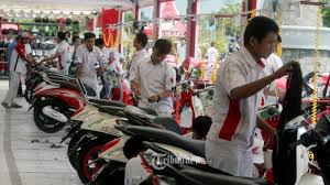 Ukuran pelek standarnya sebetulnya sudah cukup lebar yakni 1,85 inci di depan dan 2,5 inci di belakang. Anda Ganti Oli Motor Sendiri Awas Jangan Sampai Lakukan 5 Kesalahan Fatal Ini Tribunnews Com Mobile