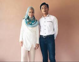 Memulakan kerjaya awal sebagai pramugara di penerbangan malaysia. Nazim Othman Bella Dally Fans Facebook