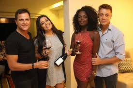 Após longa temporada ausente, eis que o velho urso, volta a compartilhar com vocês, minha vida artística e emocional! Sylvinho Blau Blau E Ana Paula Reunem Amigos Para Acompanhar A Estreia De Power Couple Brasil Fotos R7 Famosos E Tv