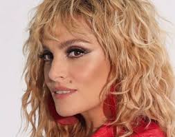Έφτασε στην εκκλησία με καΐκι. H Sxesh Moy Me Thn Elewnora Zoyganelh Ekane Ton Kyklo Ths Kai Teleiwse Fay S Book