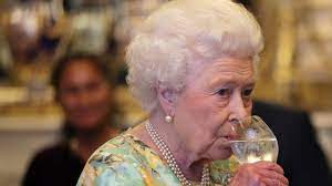 No más ginebra para la Reina Isabel II: los médicos le prohíben el alcohol