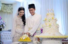 There's not any more info available about her sisters and parents. Akad Nikah Of Tunku Harunnarasheed Putra And Amelia Henderson Tatler Malaysia