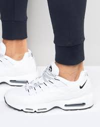 C'est toujours le moment pour repenser son style en faisant des folies avec de splendides chaussures de sport ! Discover Fashion Online Nike Air Max Chaussure Chaussures Et Chaussettes
