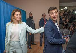 На урочистості до дня незалежності перша леді країни олена зеленська обрала . Olena Zelenska Sho Vidomo Pro Novu Pershu Ledi Gromadske Telebachennya