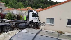 Donc a fond avec votre gros camion vous devez arriver a la fin a temps ! Photos Un Camion De Chantier Finit Sa Course Folle Contre Une Maison A Orcines