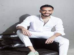 كشف الفنان المصري رامي جمال عن مفاجأة صادمة على حسابه في تويتر، معلنا أن الكثيرين أصبحوا يخشون مصافحته بسبب إصابته بمرض البهاق، وأكد أنه بات يشعر بالضيق من. ÙÙŠØ¯ÙŠÙˆ Ø±Ø§Ù…ÙŠ Ø¬Ù…Ø§Ù„ ÙŠØ·Ø±Ø­ Ø£ØºÙ†ÙŠØªÙ‡ Ø§Ù„Ø¬Ø¯ÙŠØ¯Ø© ÙƒÙ†Ø§ Ù…Ù…ÙƒÙ† Ù†ØªÙÙ‚ Ø¹Ù„Ù‰ ÙŠÙˆ Ù…ØµØ±Ø§ÙˆÙ‰