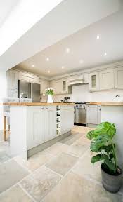 Sol Cuisine Quel Revetement Choisir Conseils Idees En 2020 Cuisine Blanche Et Bois Carrelage Cuisine Style Cuisine