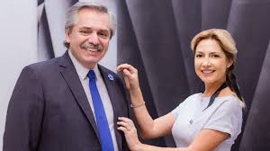 A su lado tiene a la futura primera dama, la periodista y actriz fabiola yáñez, de 38 años, con quien vive en un apartamento en river view, un complejo en puerto madero, en buenos aires. 0nojihpnqkkllm