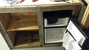 Pallet Bar With Mini Fridge Installed Woodworking Projects That Sell Small Woodworking Projects Woodworking Projects