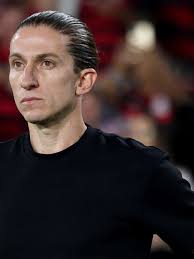 Com feito histórico, Filipe Luís mantém cautela sobre renovação com Flamengo