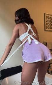 Brooke Tilli Striptease