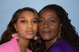 Jeanette Issa's Instagram, Twitter & Facebook