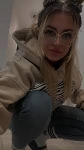 Sandra Tomczyk's Instagram, Twitter & Facebook