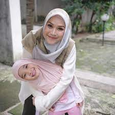 Dia adalah aisha gadis cilik berkerudung dalam cerita taman surga. 10 Potret Menggemaskan Anak Artis Saat Mengenakan Hijab Imut