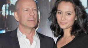 Bruce Willis presenta a su hija Mabel Ray en Twitter