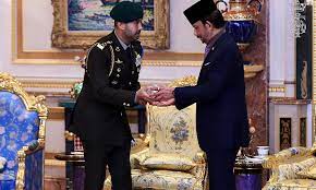 Sultan perak ketika ini adalah berketurunan daripada kesultanan melayu melaka dan seterusnya susur galur dari kesultanan siak. Johor Crown Prince Presents Award Letter To Sultan Of Brunei