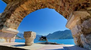 Crna gora, црна гора) is a country in the balkans, on the adriatic sea.it borders croatia and bosnia and herzegovina to the north, serbia to the northeast, kosovo to the east, and albania to the south. Montenegro Urlaub Gunstig Urlaub Buchen Bei Holidaycheck