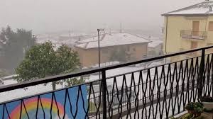 La grandinata di oggi ad asiago (vi) video 7 comuni online Meteo Fortissima Grandinata Si Abbatte Nel Trevigiano In Veneto Diversi Disagi E Possibili Danni