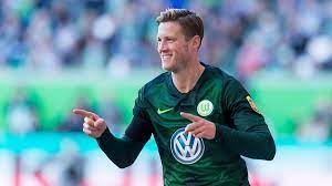 He seemed to have bundled over a ukrainian player, but the referee allowed the game to play on, the ball fell to weghorst, who struck the ball goal wards. Vfl Wolfsburg Fur Weghorst War Da Nicht Viel Sportbuzzer De