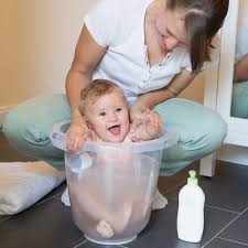 O banho de balde no recém nascido ajuda a reduzir cólicas e tranquilizar o bebe, além de ajudar a ter um sono mais tra. Tummy Tub Bath Bucket Clear Buy And Offers On Kidinn