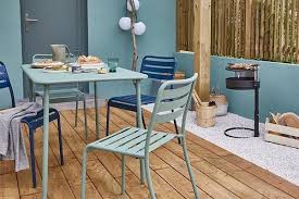 Une Cour Habillee De Bleu Et De Bois Leroy Merlin En 2020 Salon D Exterieur Pergola Bois Mobilier De Salon