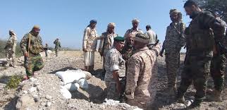 محافظ الضالع يتفقد المقاتلين شمال المحافظة