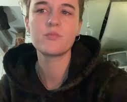 MUM SENT THIS PIC OF ME IN A BOX ON MY FIRST BIRTHDAY, MY PARENTS GAVE ME A  BOX AND A ROOM FULL OF BALLOONS AND I WAS VERY HAPPY