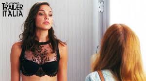 La vita di una tranquilla coppia viene stravolta quando scopre che i vicini di casa sono delle spie. Gal Gadot In Lingerie Di Pizzo Nel Trailer Italiano Di Le Spie Della Porta Accanto Hd Youtube