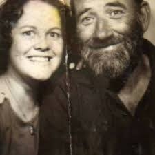 Amanda Lingard's Instagram, Twitter & Facebook