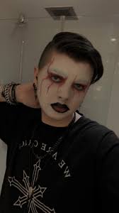 Here one of my pics when I had 17 Years! I had my cut hair and no eyebrowns  haha Already 20 years of this pic wow ! Marilyn Manson forever !!! ❤