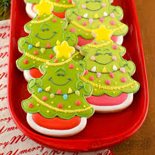 Marbling tips, icing recipe and tools used are on the blog. How To Make Christmas Tree Cookies