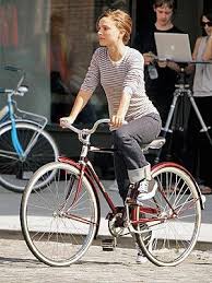 Natalie Portman Sobre Ruedas Madchen Auf Fahrradern Fahrradmode Fahrrad Stil