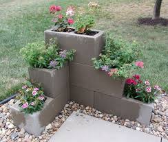 Blocchi Di Cemento Fioriti 20 Idee Per Decorare Il Giardino Idee Di Giardinaggio Giardino Idee Giardino