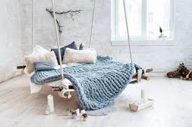 Here you can not only inflect bett but also all german nouns. White Loft Interieur Im Klassischen Skandinavischen Stil Hangendes Bett An Der Decke Aufgehangt Gemutliches Grosses Gefaltetes Graues Plaid Riesige Strickdecke Super Chunky Garn Arm Stricken Trendiges Zimmerdesign Lizenzfreie Fotos Bilder Und Stock