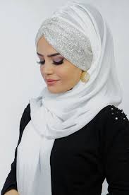 Aise Tesettur Kirik Beyaz Isleme Buzgulu Bandana Pratik Sal Basortusu Modasi Moda Stilleri Sal