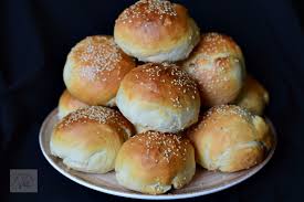 Am reusit oare sa va trezesc interesul de a le pregati voi in casa? Chifle Pentru Hamburgeri Caietul Cu Retete
