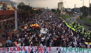 La movilidad en bogotá está afectada este 3 de mayo por marchas y paro de camioneros y taxistas. Estaciones De Transmilenio En La Caracas Colapsadas Por Marchas Estudiantil La Fm