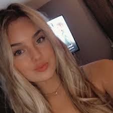 Julie Cannady's Instagram, Twitter & Facebook