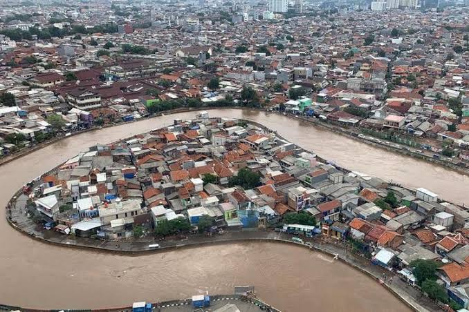 Tampilan banjir Jakarta di kawasan Kampung Melayu, Jakarta Timur, dari helikopter yang mengangkut Kepala BNPB Doni Monardo dan Gubernur DKI Jakarta Anies Baswedan, saat mereka meninjau kondisi banjir terkini pada Rabu (1/1/2020).