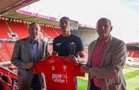 A name likely of modern invention, as of 2017 its rank among boys is 26, though it peaked at number 4 in 2011. Fc Twente Legt Jeugdspeler Oosterwolde Voor Jaren Vast Fc Twente Tubantia Nl