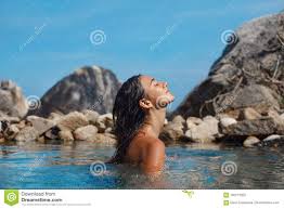 Attraktive Junge Nackte Im Wasser Draußen Stockfoto - Bild von mädchen,  frau: 102773332